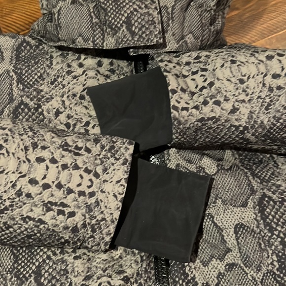 NEW🖤💚VARLEY Dorothy Snake Ski Jacket in Mono Boa size $600 sold out online - Picture 12 of 14